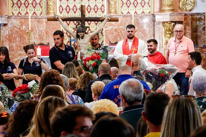 Momento de la ofrenda floral y besapiés al Cristo de Orense