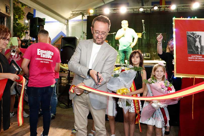 Pablo Toledano, dando corte a la cinta inaugural