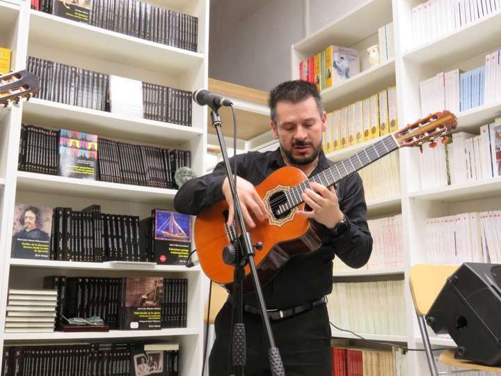 Jorge Woodcock, intérprete del requinto, instrumento derivado de la guitarra española creado en México que da el sonido característico al trio