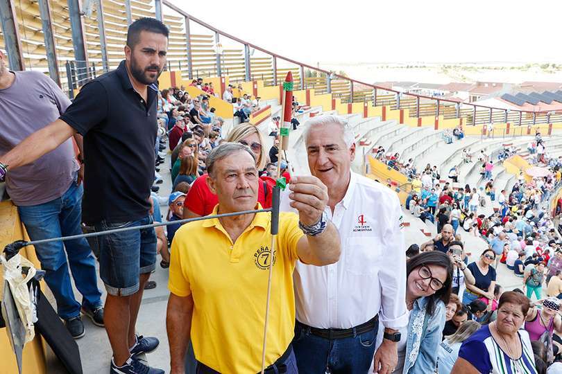 Momento en que Nevado García-Minguillán prende el primer chupinazo de este año