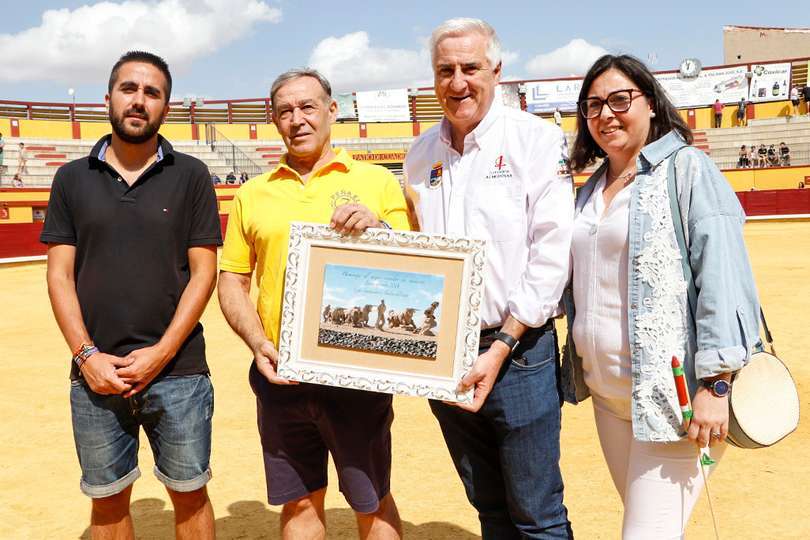 Tomás Nevado, con la placa de homenaje recibida de manos del alcalde José Lozano, junto a los ediles Roberto Donos y Lidia Paz