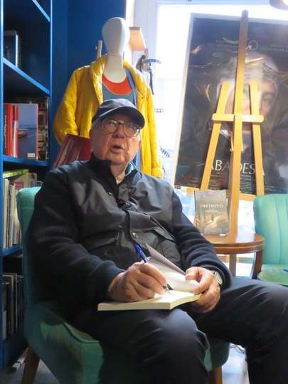 Rafael Gordon firmando ejemplares de su libro