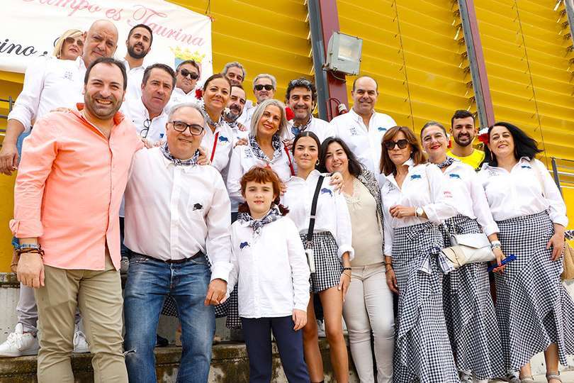 Miembros de la peña _Y tú que dices_, junto a autoridades municipales y el pregonero de la Feria y Fiestas 2024