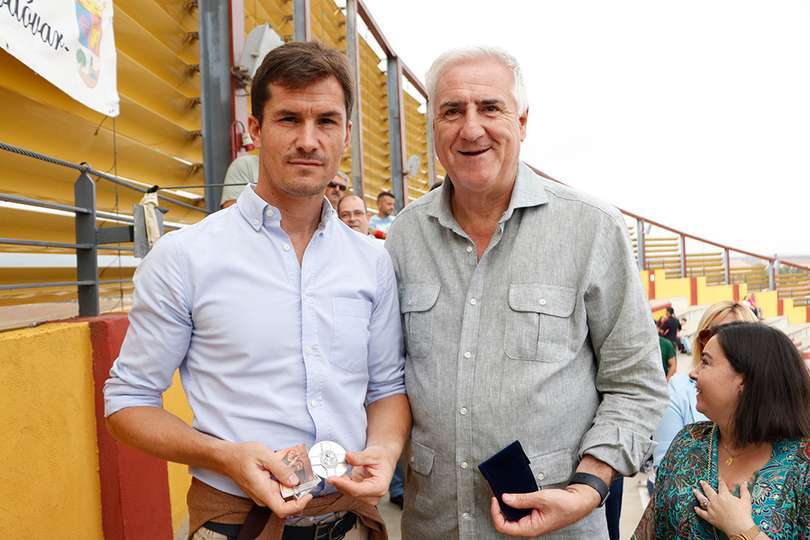 Luque posa junto al alcalde con la medalla institucional de San Juan Bautista de la Concepción