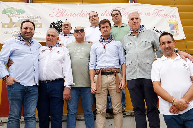Posando junto varios de los invitados