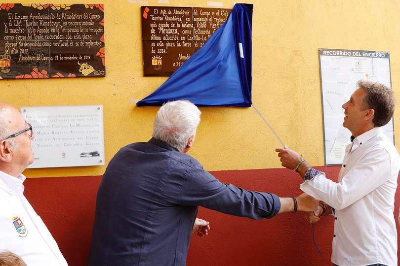 Alcalde y rejoneador, descubriendo la placa