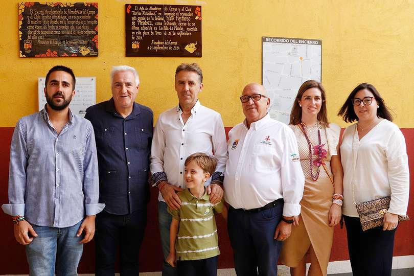 Pablo Hermoso de Mendoza, bajo la paca en su honor, junto al alcalde, el presidente del Club Taurino y otros ediles