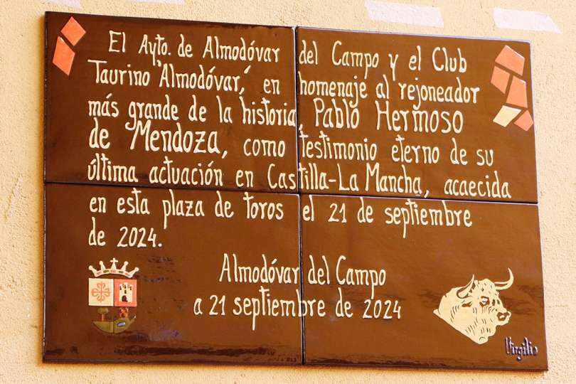 Primer plano de la placa cerámica descubierta bajo la puerta grande del coso almodovareño