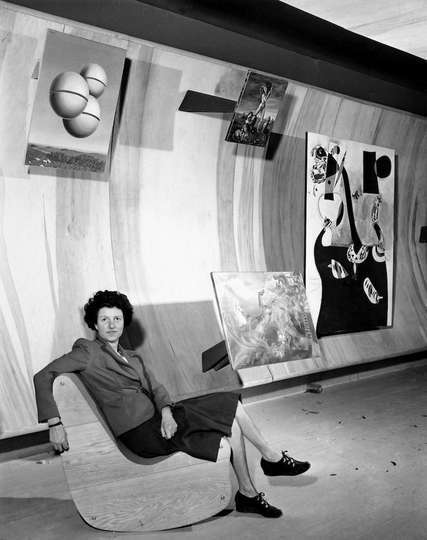 Berenice Abbott [atribuida a] Peggy Guggenheim posa en su galería neoyorquina Art of This Century, 22 de octubre de 1942