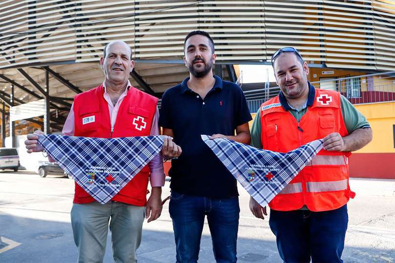 El concejal de Festejos, en el centro, con responsables de la Asamblea Local de Cruz Roja