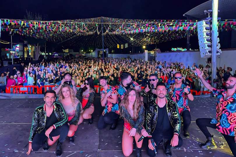 Integrantes de la Orquesta Sonital, posando ante el ingente público que siguíó su actuación