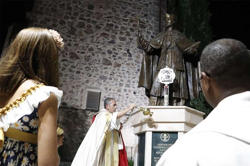 Un momento de la procesión con las reliquias de san Juan de Ávila, veneradas ante su nuevo monumento