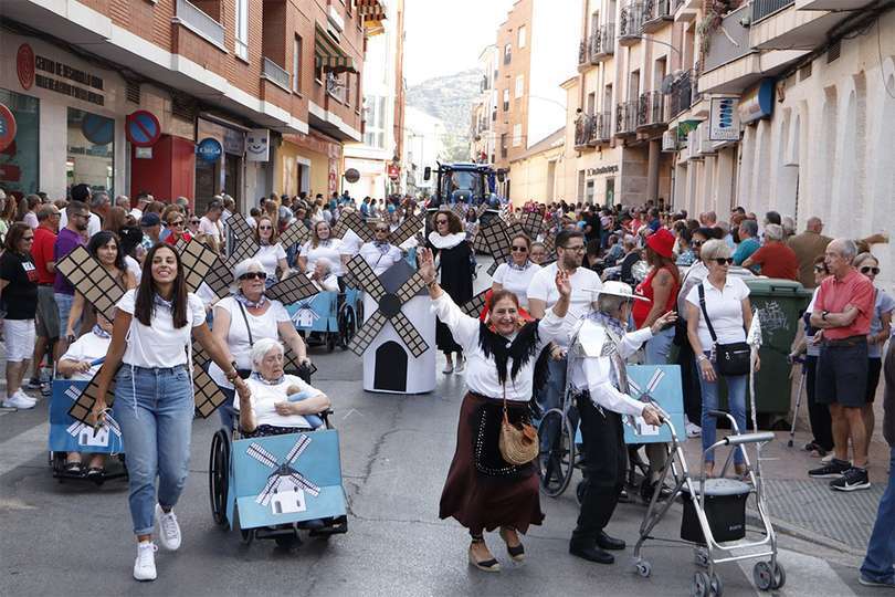 Usuarios y persona de la Residencia de Mayores 'El Pinar', desfilando en el concurso de carrozas y grupos carnavaleros