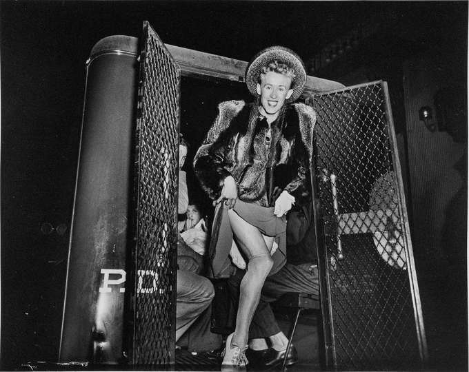 Hombre detenido por travestismo, Nueva York, ca. 1939