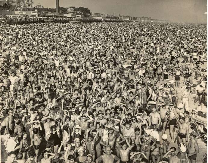 Gentío en Coney Island por la tarde, 21 de julio de 1940