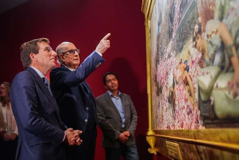 Pérez Simón junto al alcalde de Madrid, José Luis Martínez-Almeida, visitando la exposición