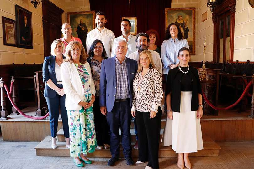 La nueva edil, junto a otros integrantes de la actual Corporación municipal