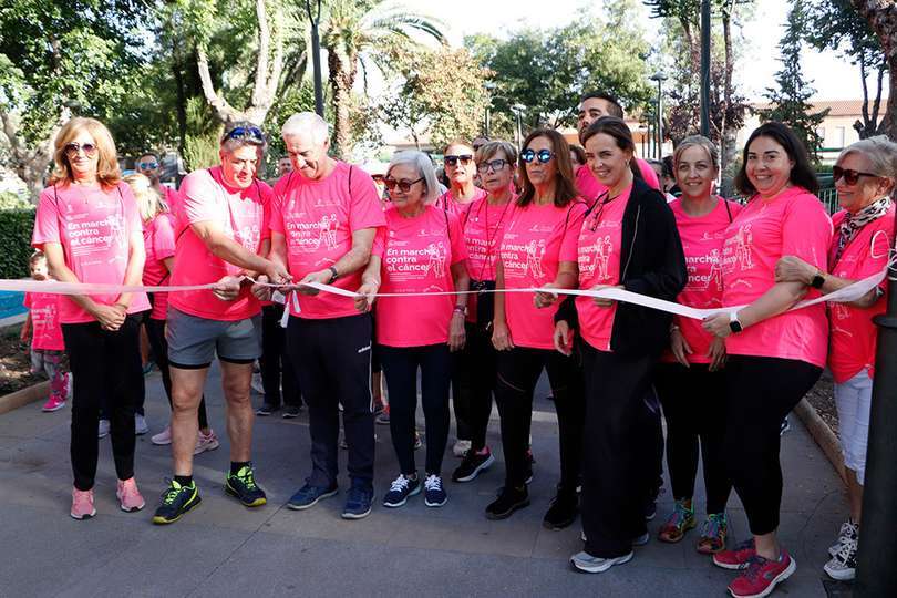 Con un corte de cinta se daba la salida en el Jardín Municipal