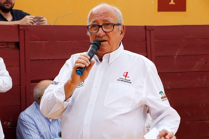 Carmelo García, presidente del Club Taurino, dirigiéndose a los asistentes