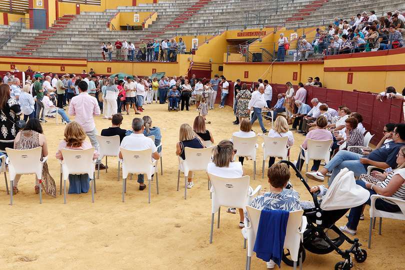 Momento del bingo en el que se sortearon varios regalos