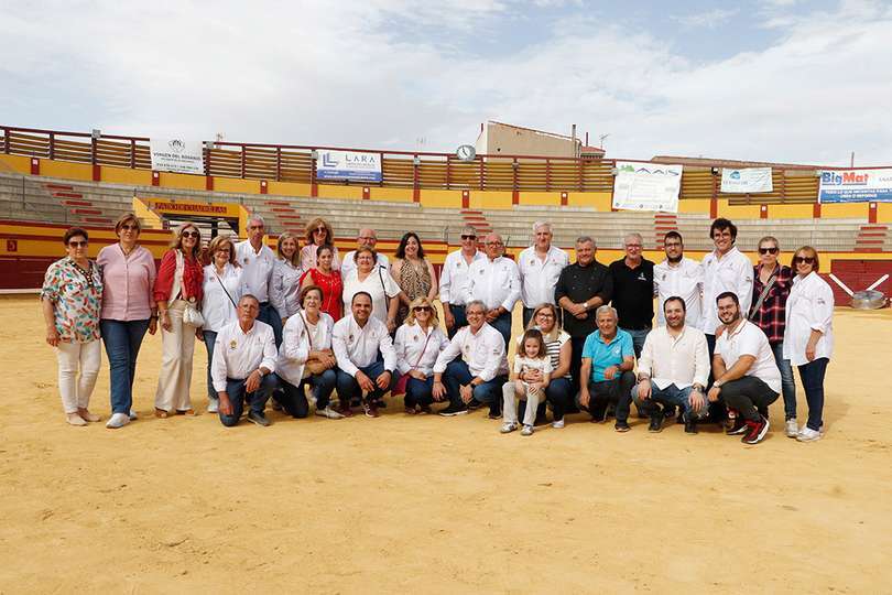 Posado de responsables del Club Taurino, con cocineros, colaboradores y autoridades
