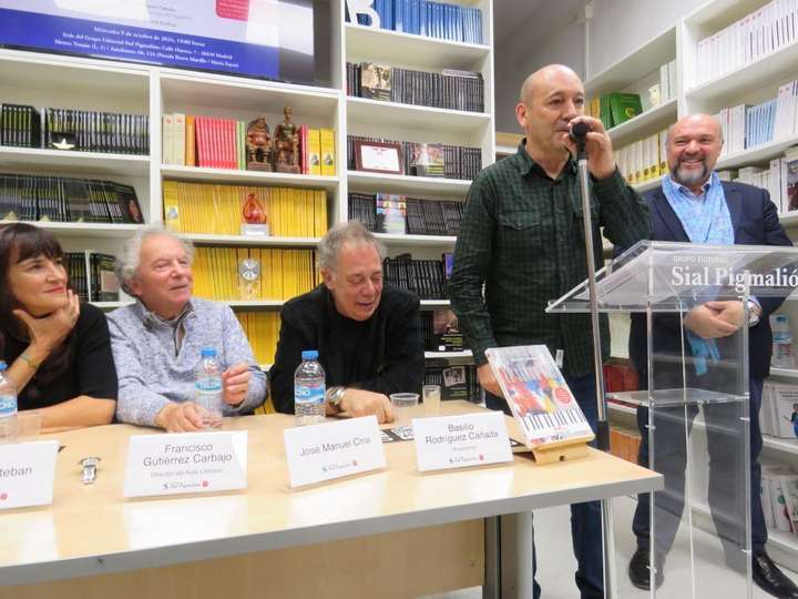 De pie, con el micrófono, Luis Carlos, el “señor Ohsi”