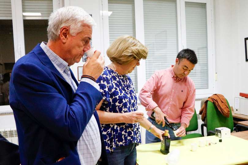 Alcalde y delegada, en la cata de aceites de oliva virgen extra que sirvió ayer Aceites Baos