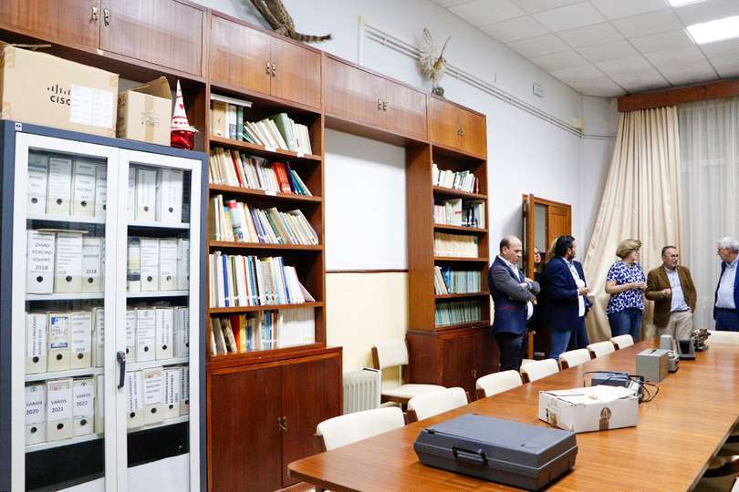 Conociendo la biblioteca del recinto, donde antaño había proyecciones de cine