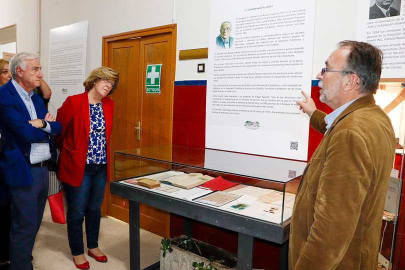 El presidente de Amigos de la Historia, explicando uno de los paneles instalados