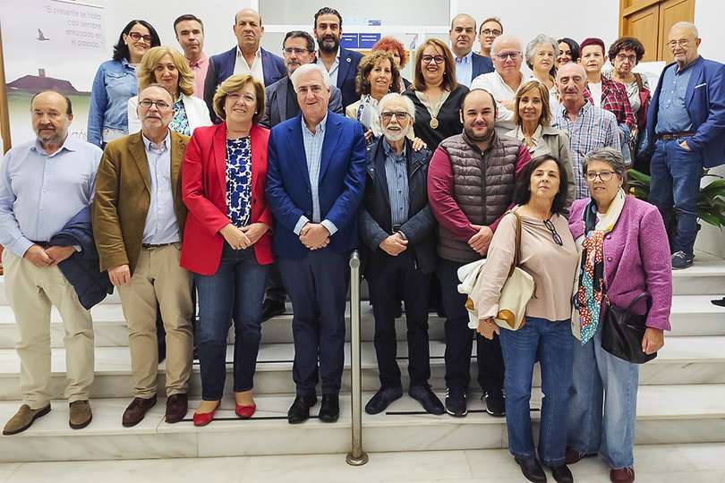 Posado de bienvenida en el vestíbulo de acceso del edificio que hoy alberga la Oficina Comarcal Agraria (OCA) de Almodóvar del Campo