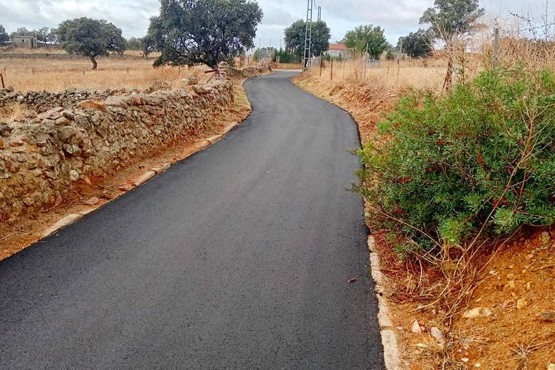 Asfaltado del camino hasta la Piscina municipal de San Benito