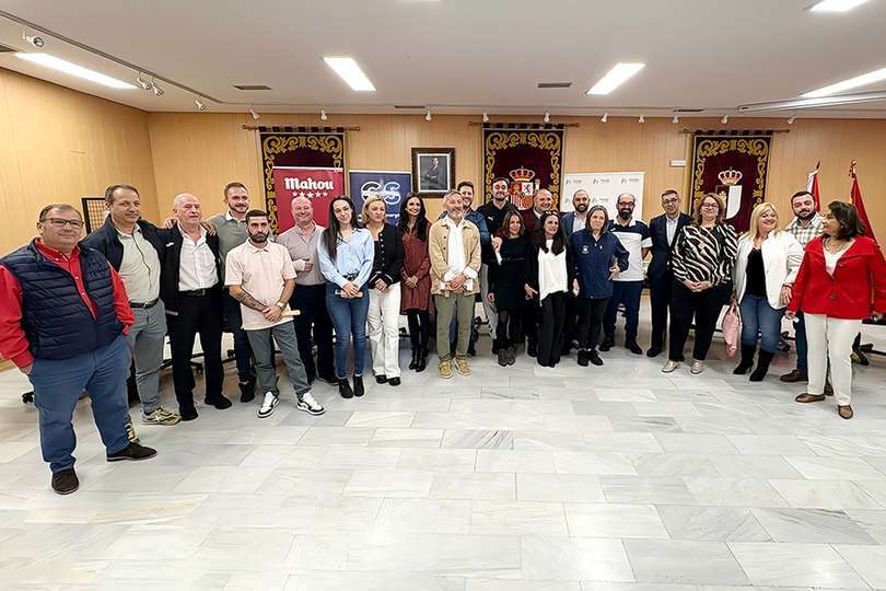 Foto de familia de todos los asistentes, al término del acto
