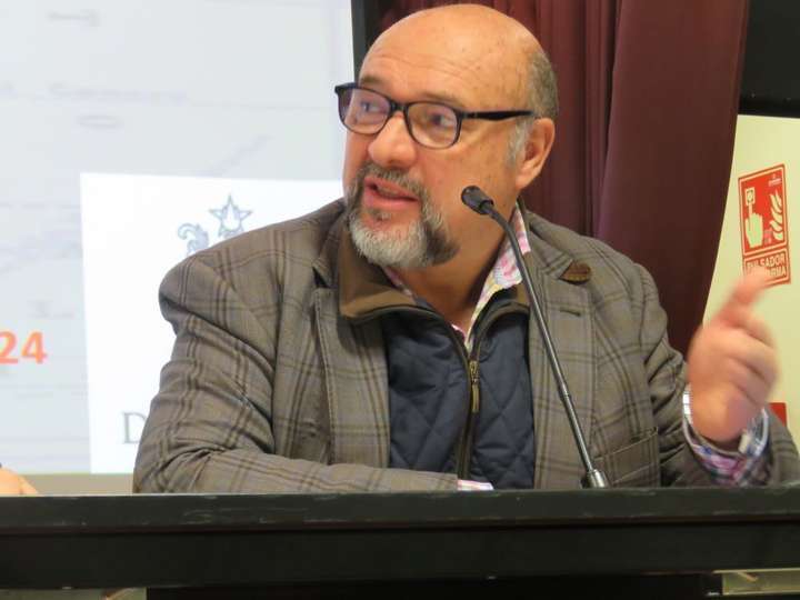 Basilio Rodríguez Cañada, presidente de la Sección Africanista del Ateneo de Madrid, que presentó y coordinó el acto