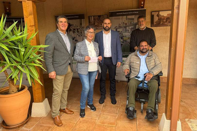 Responsables provincial y local del colectivo, junto a autoridades del Ayuntamiento