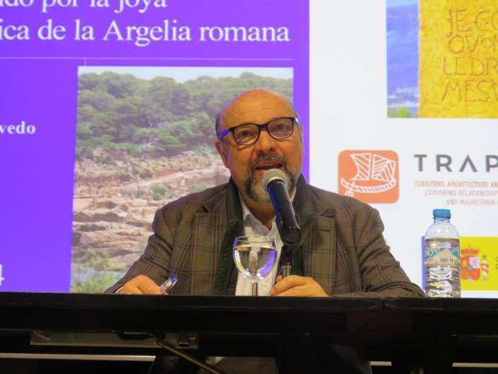Basilio Rodríguez Cañada, presidente de la Sección Africanista del Ateneo de Madrid, que presentó y coordinó el acto
