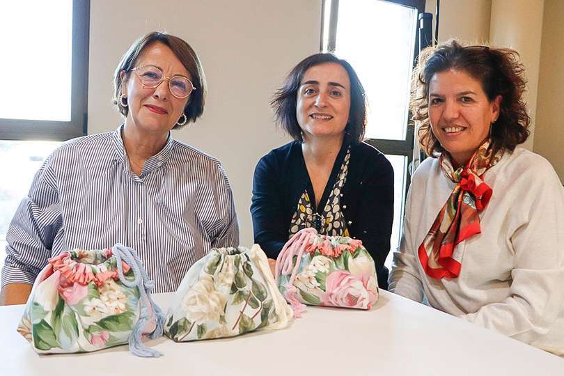Tres participantes, junto a sus respectivas creaciones