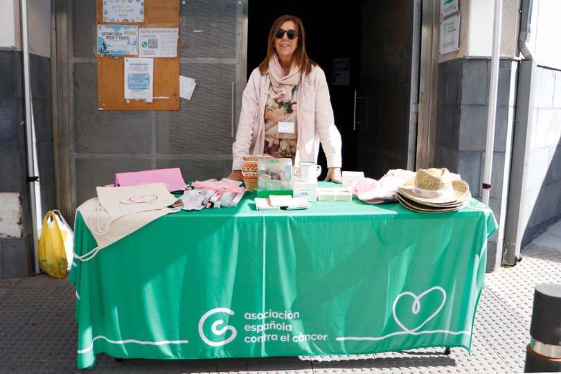 Paloma Ramírez, tras la mesa instalada hoy por la Junta Local a las puertas del Mercado