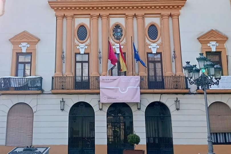 Pancarta conmemorativa del 19 de octubre en la fachada consistorial