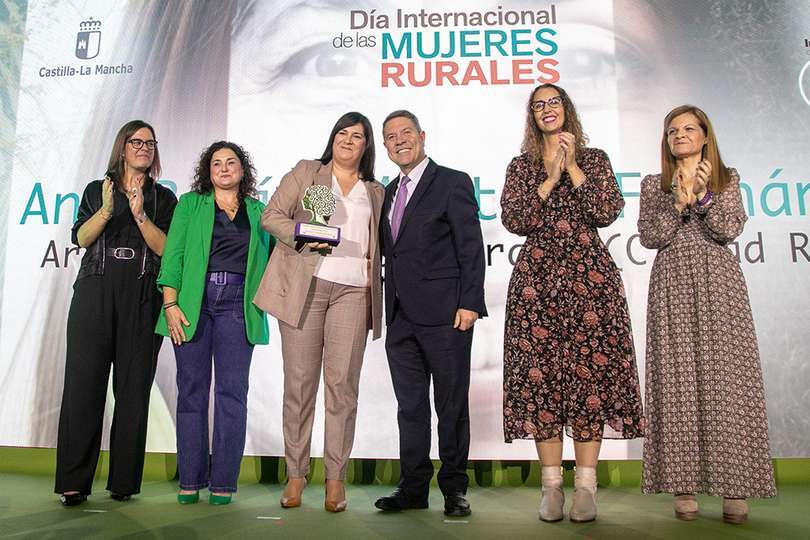 Ana Rocío Martín, en el centro, junto al presidente Emiliano García-Page