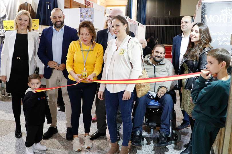 Corte de cinta por algunas personas que participan con sus negocios