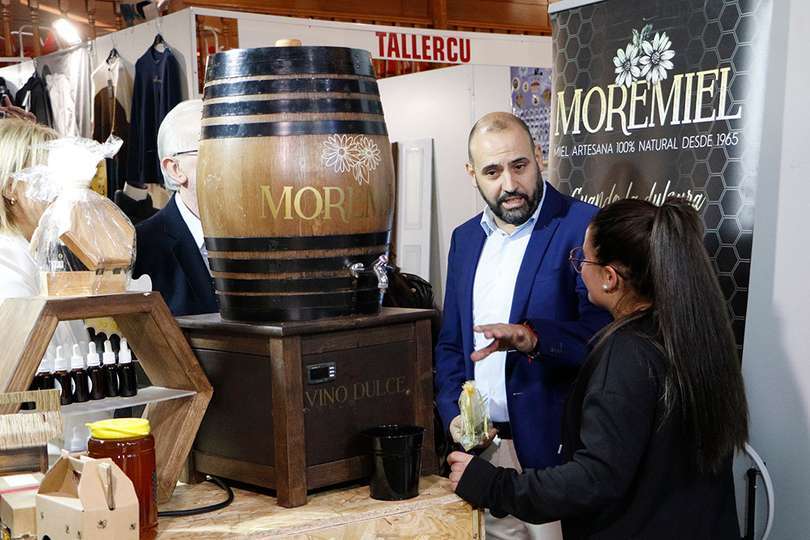 El alcalde conversa con una expositora de productos apícolas