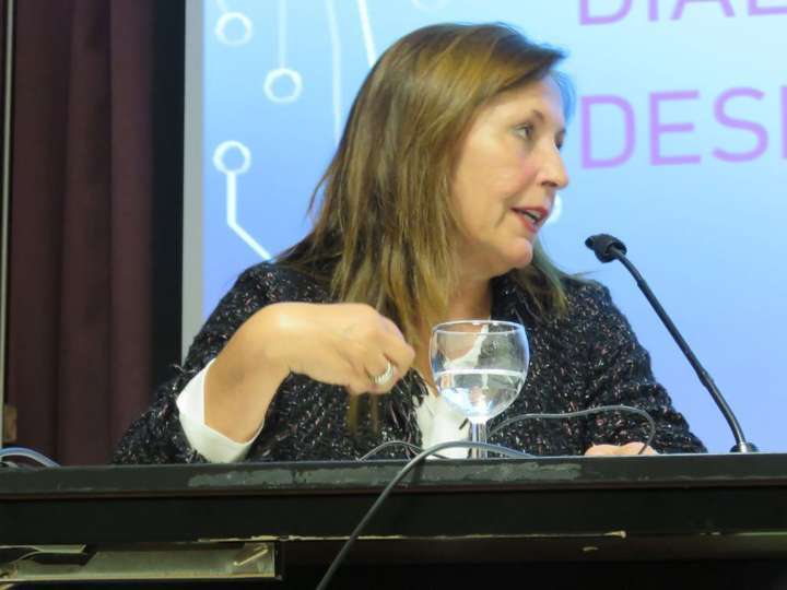 Chelo Naranjo Orovio, que presentó y moderó el acto