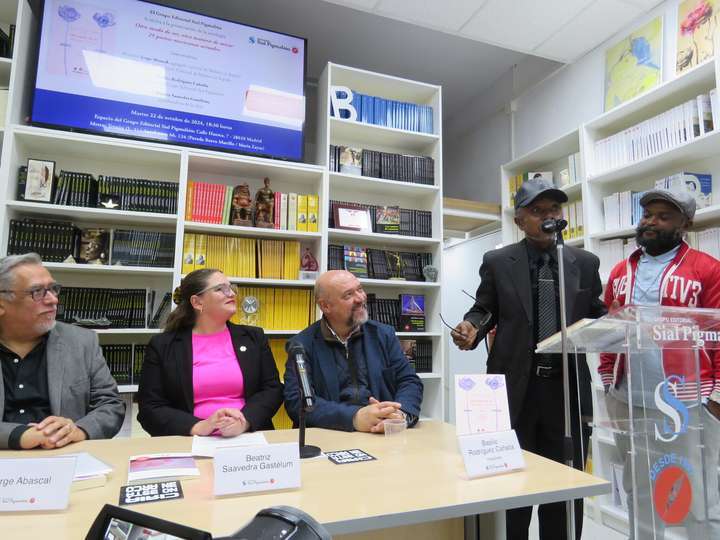 Jorge Abascal; Beatriz Saavedra Gastélum y  Basílio Rodriguez Cañada y de pie, Justo Bolekia Boleká y Bësákkò Biá Rihólè