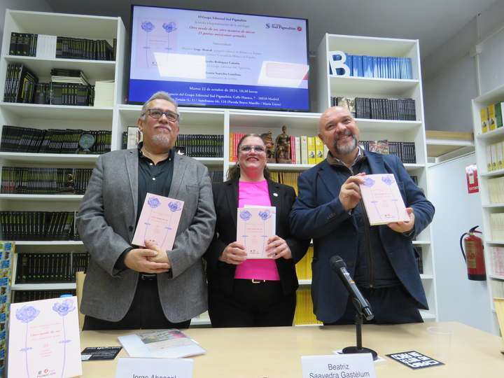 Jorge Abascal; Beatriz Saavedra Gastélum y Basilio Rodríguez Cañada, con ejemplares del libro presentado