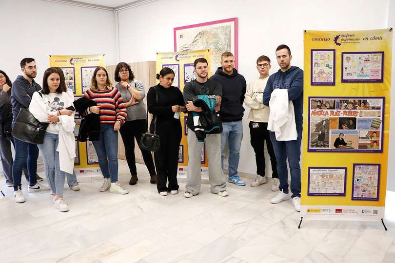 Estudiantes universitarios, junto a varios de los paneles de la exposición sobre mujeres ingenieras a vista de cómic