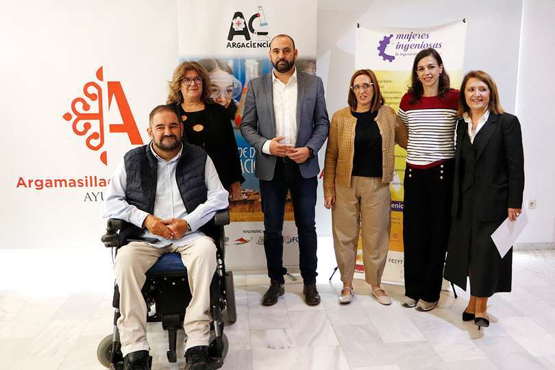 Foto de familia con las personas promotoras de la novedosa iniciativa