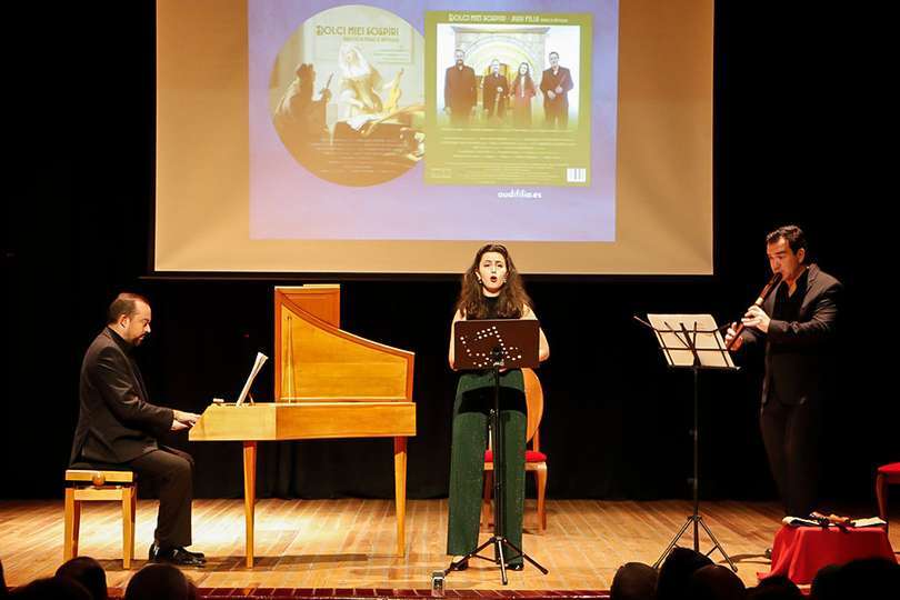 Un momento del recital de presentación ofrecido anoche en el Teatro almodoveño