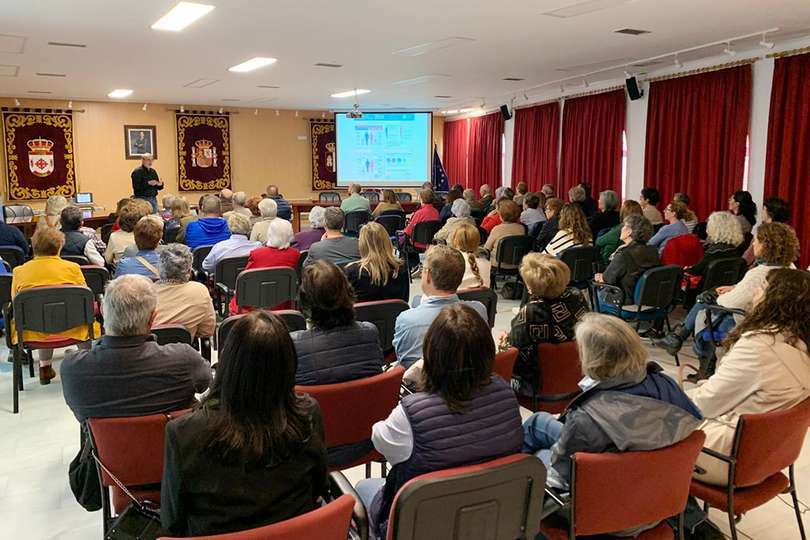 La cita divulgativa vespertina resultaba multitudinaria