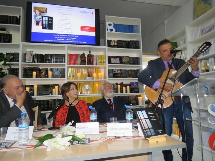 Enrique Martínez Ruiz; Marianne Maldonado; Eduardo Garrigues y de pie, el cantante colombiano Álex Flórez Sierra, durante su actuación