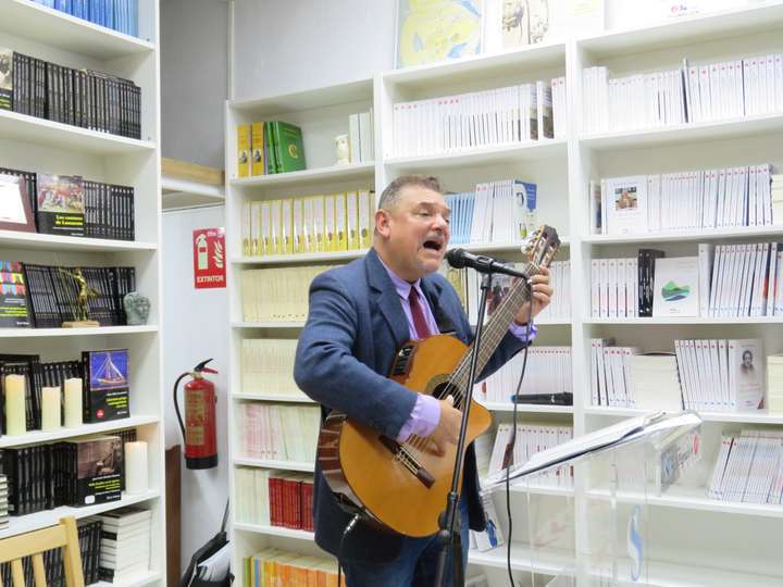 Álex Flórez Sierra , músico y compositor afincado en Madrid, también escritor de la casa Sial Pigmalión, autor del exitoso libro-disco Crónicas de un trovador